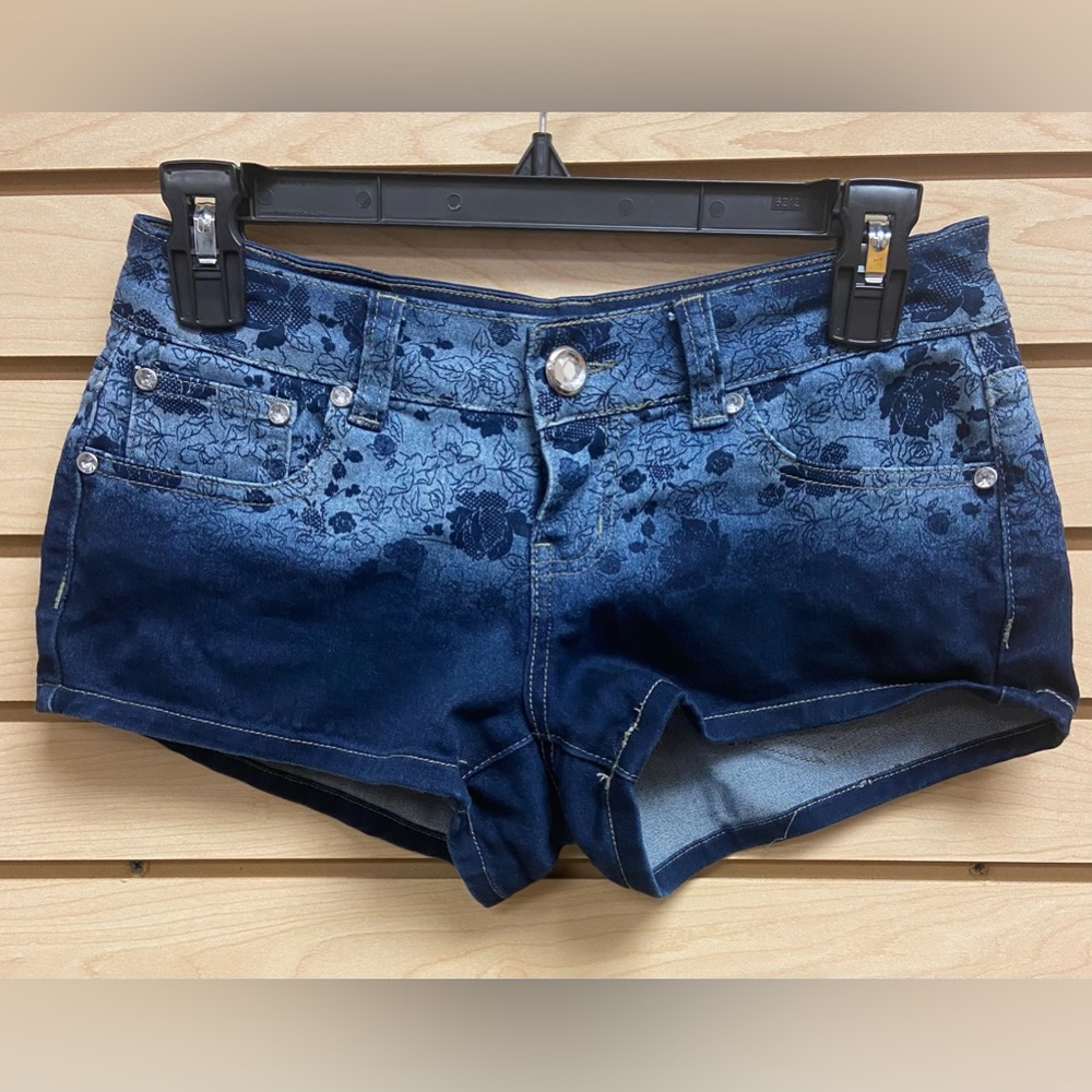 NEW GOGO JEANS SHORTS FASHIONABLE AND GREAT LOOKING SIZE 5